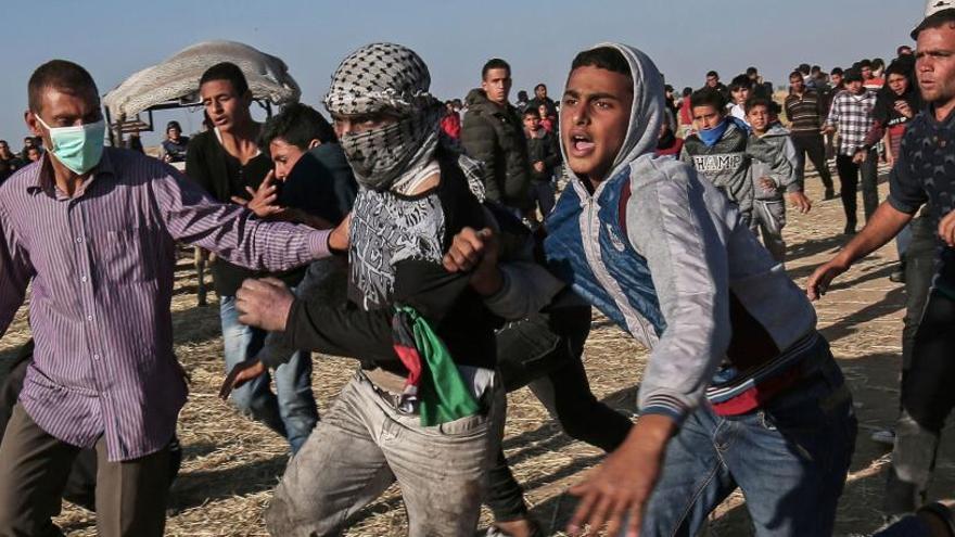 Palestinos protestan frente a la frontera.