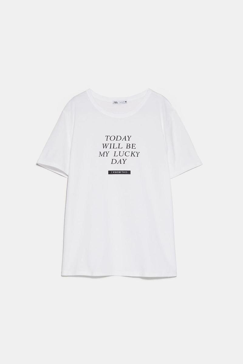 Camiseta con mensaje de Zara. (Precio: 7, 95 euros)