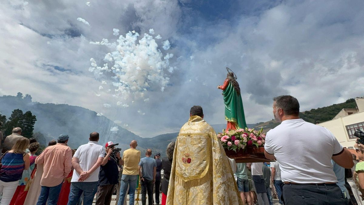 Cangas del Narcea cierra sus fiestas con la oración de pólvora dedicada a su patrona