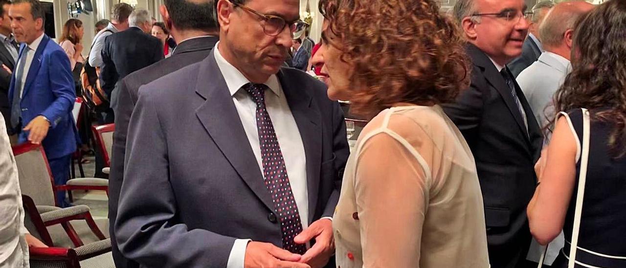 El conseller de Hacienda, Vicent Soler, y la ministra María Jesús Montero, antes de la pandemia. | LEVANTE-EMV