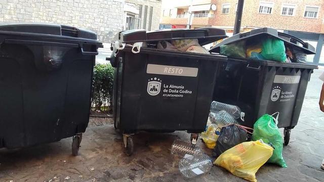 La ordenanza municipal establece la obligación de introducir los residuos en los contenedores correspondientes.