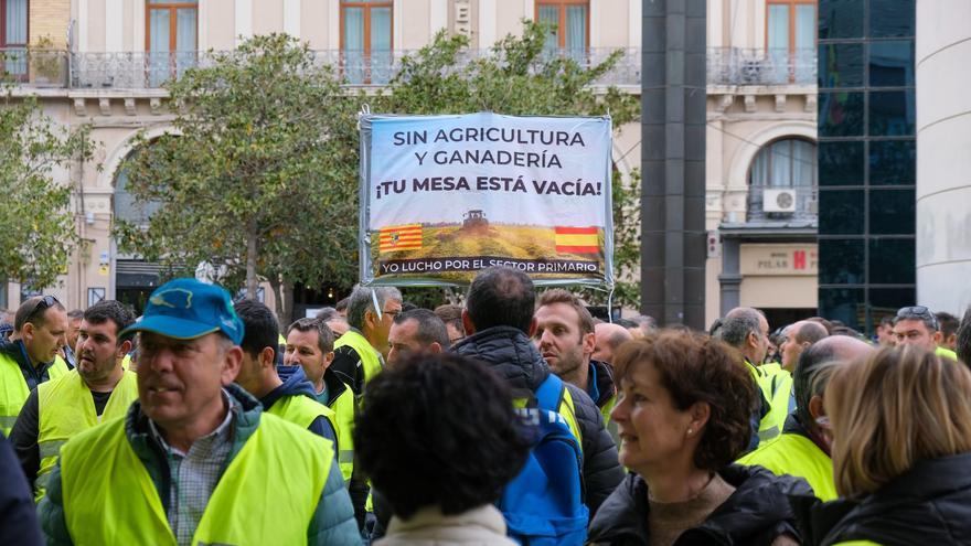 EN IMÁGENES | Los agricultores se concentran en la plaza del Pilar