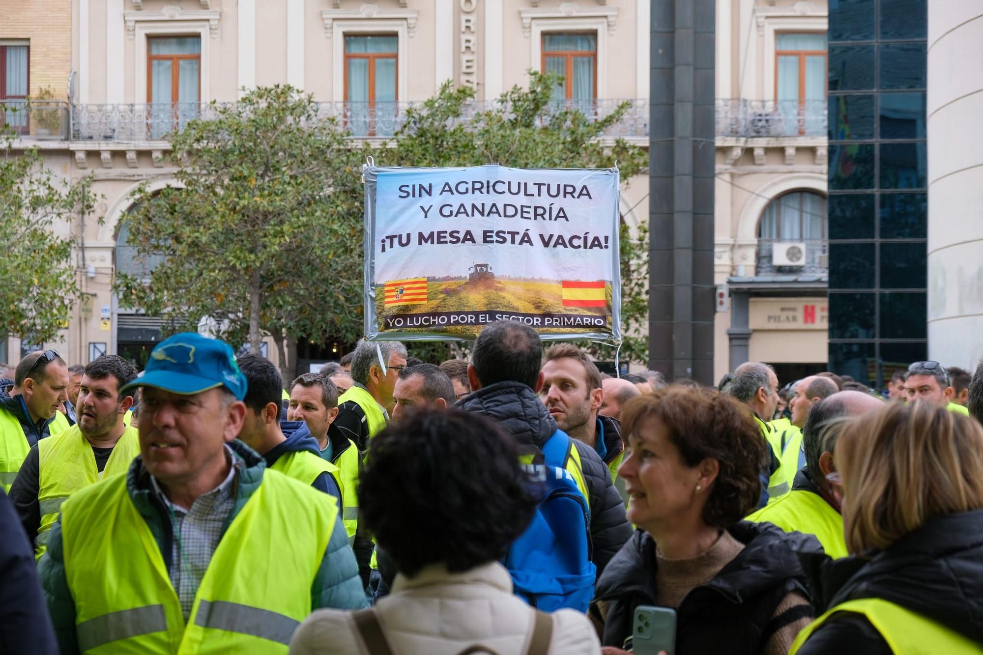 EN IMÁGENES | Los agricultores se concentran en la plaza del Pilar