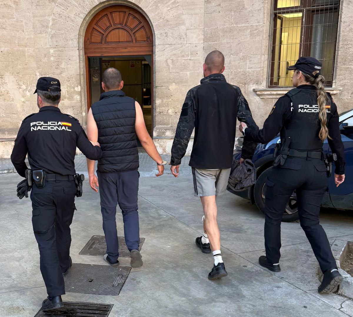Los dos detenidos, ayer al ser puestos a disposición judicial.