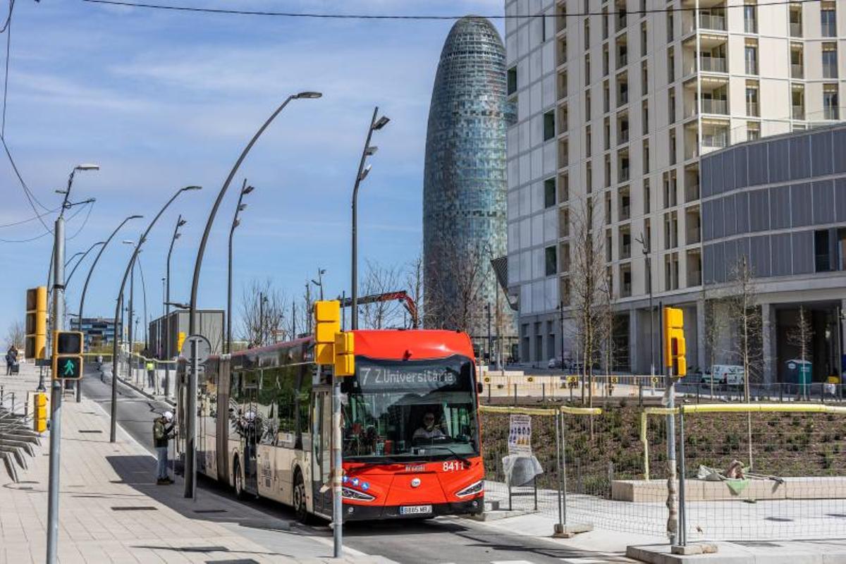 El bus coge el tramo que ha tenido que ser reformado y se adentra en la Gran Via, este martes.