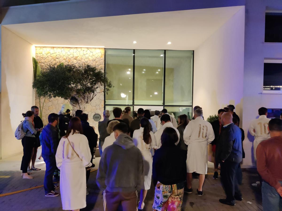 Los huéspedes del hotel permanecieron en el exterior hasta que los Bombers sofocaron el fuego.