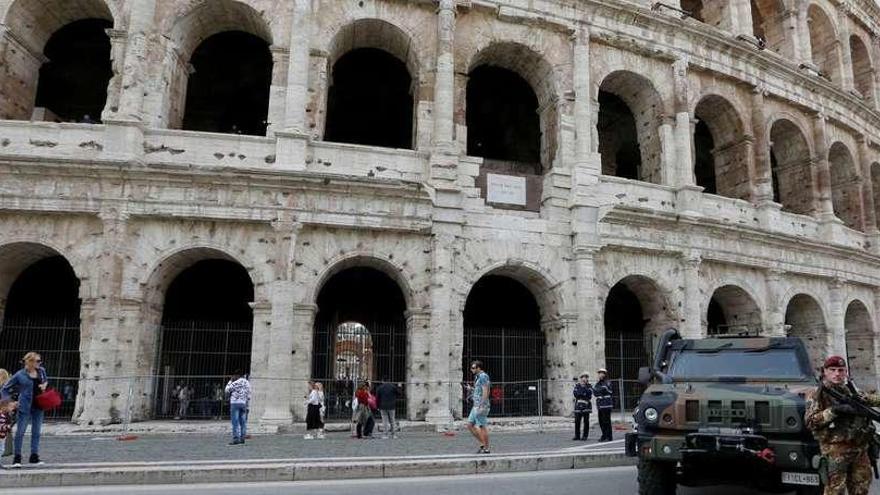 Soldados italianos patrullan ante el Coliseo, por temor a un atentado con motivo de las celebraciones del aniversario de la UE.  // Reuters