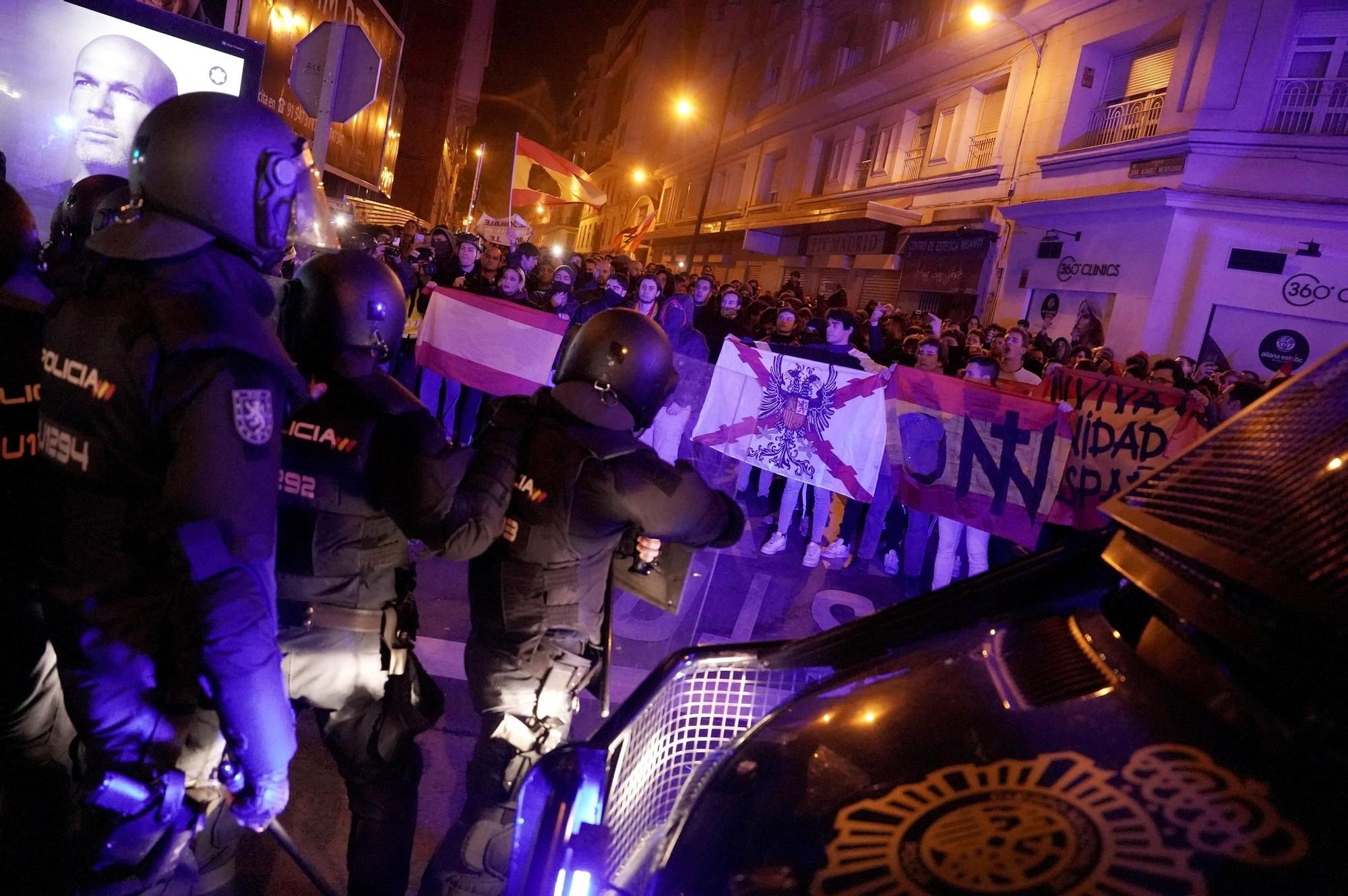 Incidentes en Ferraz tras el primer día del debate de investidura de Pedro Sánchez