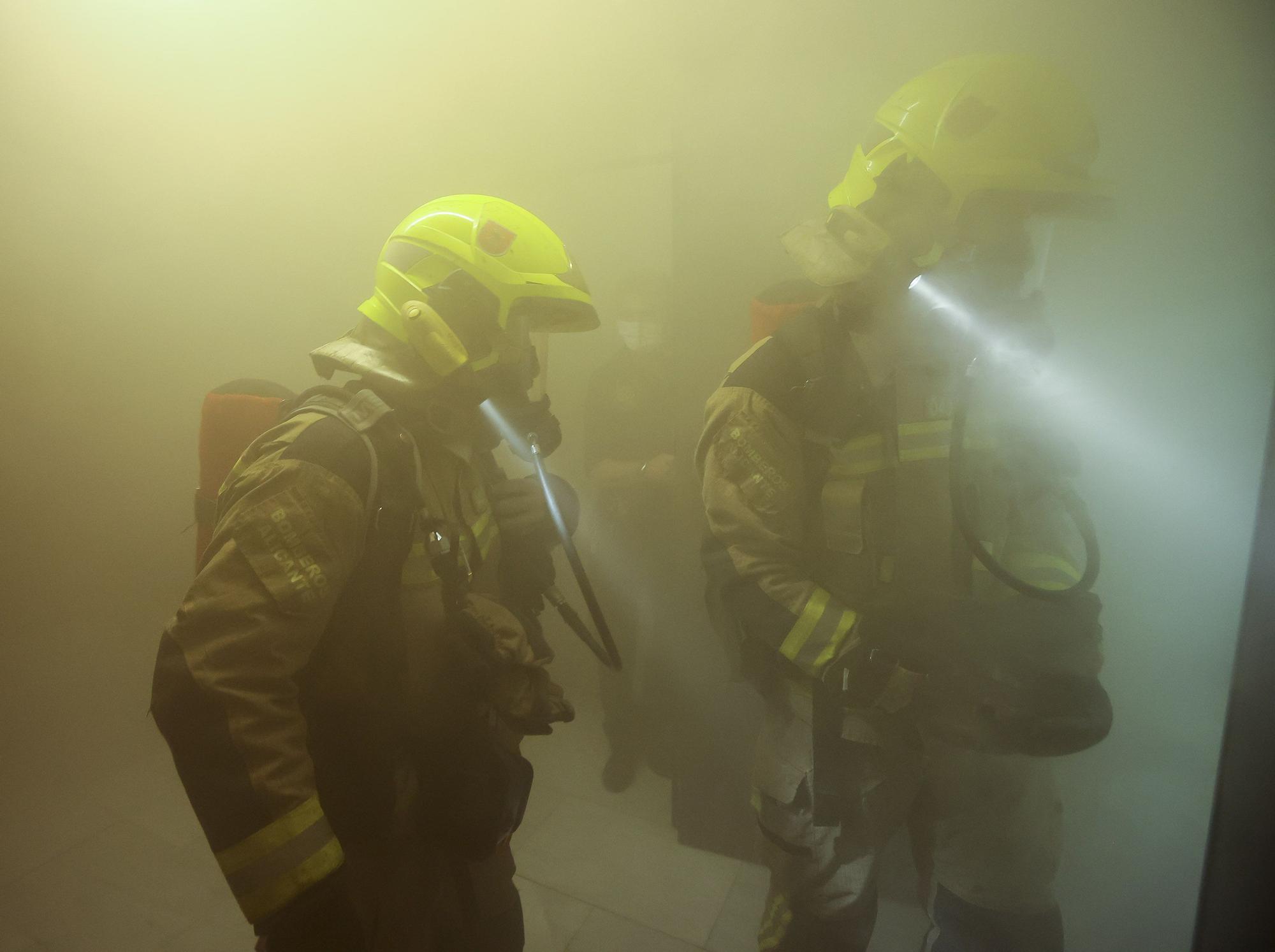 Simulacro de los bomberos en el Centro de Sanidad de la calle Gerona