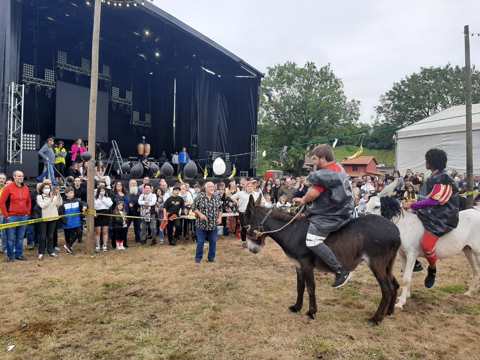 Collao, la competición más bestial: ocho burros disfrazados y a la carrera