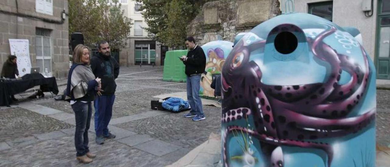 La concejal de Xuventude con graffiteros, observan las pinturas de los contenedores . // Jesús Regal