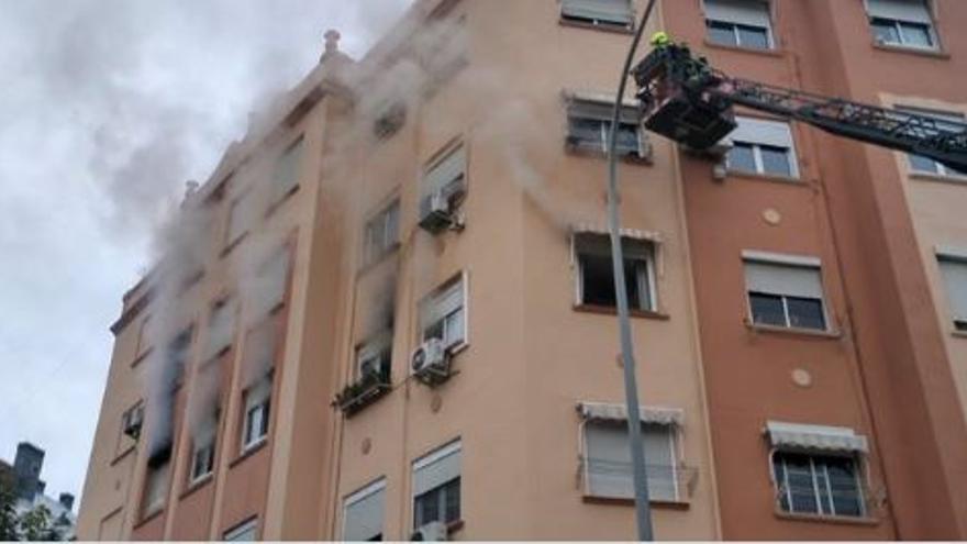 Incendio en una vivienda de València en la calle Archiduque Carlos.