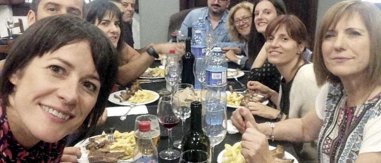 El selfie de la candidata del BNG  |  Ana Pontón, en primer término, en una comida con simpatizantes y militantes el pasado martes en Sarria, su localidad natal.