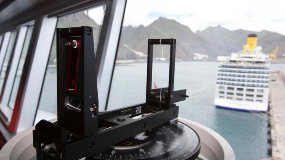 El ‘Valiant Lady’, atracado  en el puerto de Santa Cruz, justo en el momento en el que sale un ferry y se cruza con este gigante del mar que tenía previsto abandonar Tenerife la pasada medianoche.