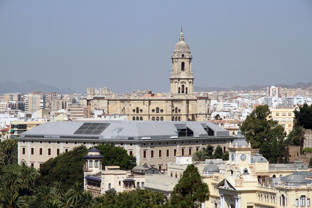 Apartamentos Maestranza La terraza de estos apartamentos de la Malagueta nos desvelan una Málaga de postal, con la nueva zona del Palmeral de las Sorpresas, el Parque, la Alcazaba...