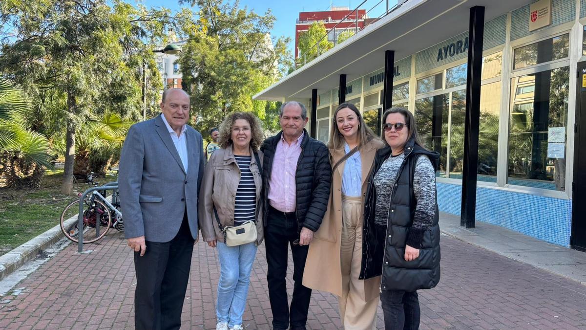 Rocío Gil, con miembros de la Asociación Vecinal Marítimo Ayora.
