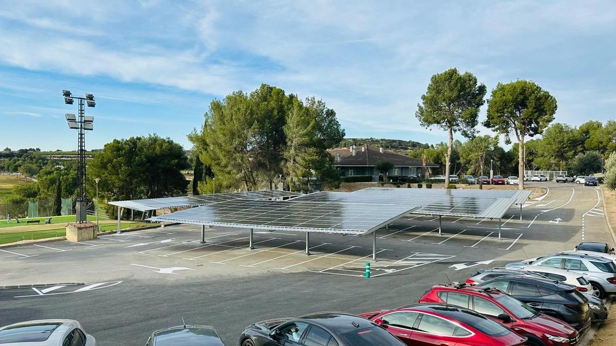 Imagen del aparcamiento del Club de Golf El Bosque con sus placas solares