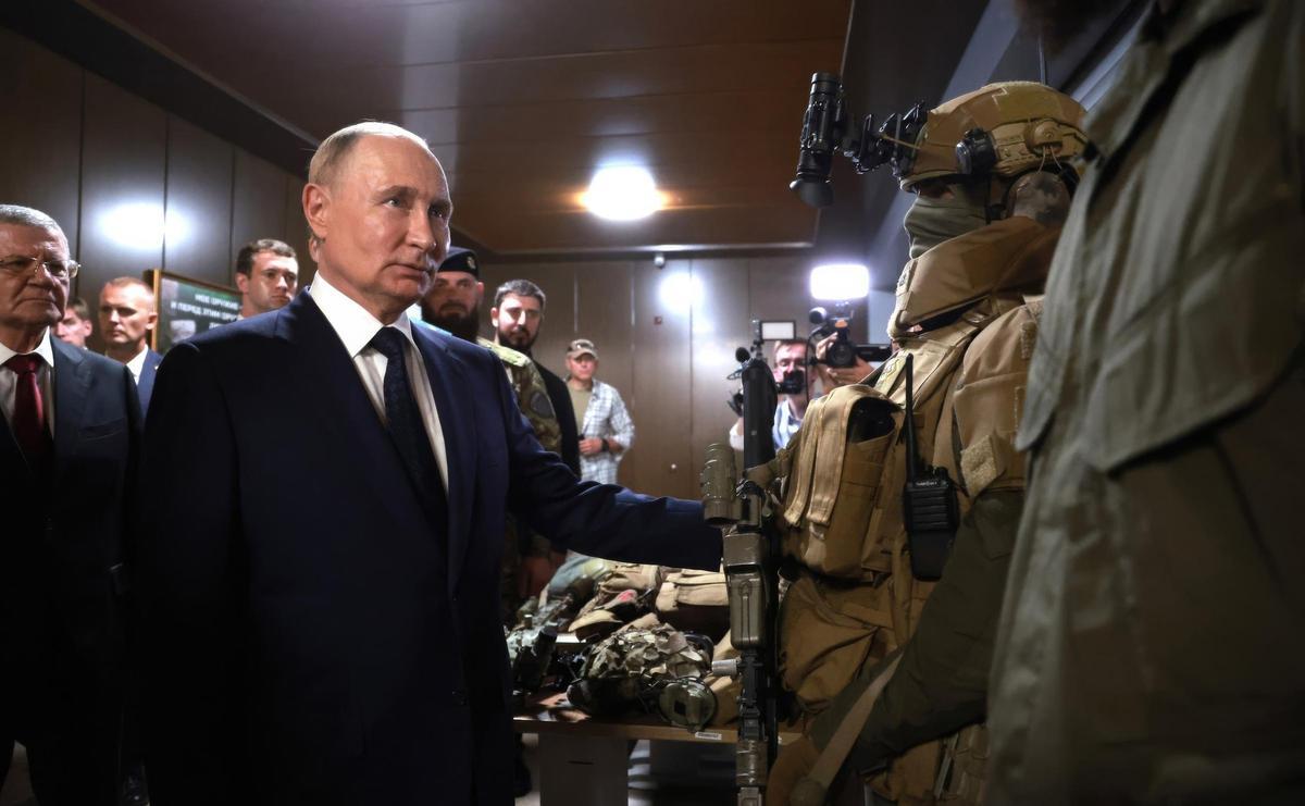 Archivo - Imagen de archivo del presidente de Rusia, Vladimir Putin, durante una visita a una base militar en Chechenia