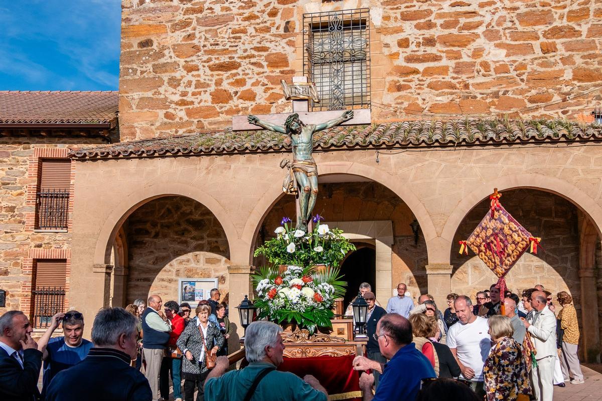 GALERÍA | Tábara venera al Bendito Cristo de la Capilla