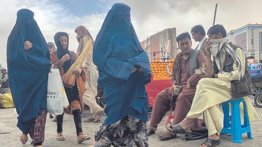 Los talibanes expulsan a las afganas de la vida pública