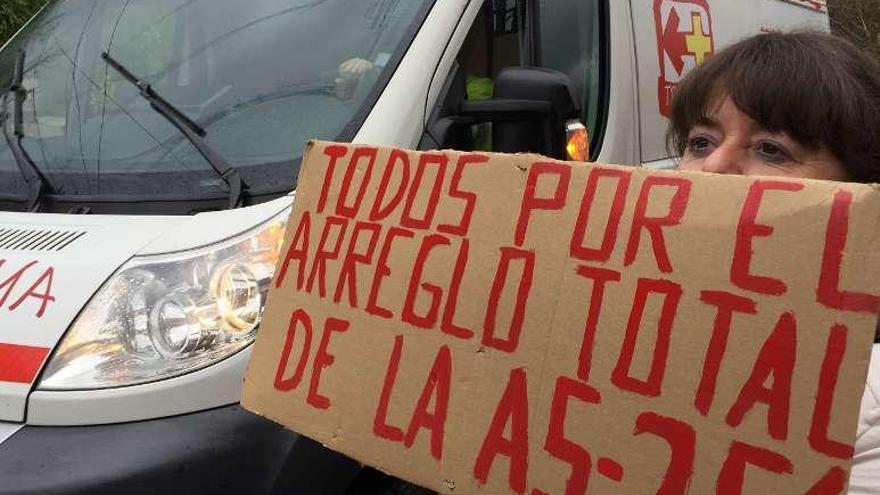 Una vecina, en la protesta organizada en Piloña por el mal estado de la carretera que une El Campu e Infiesto.