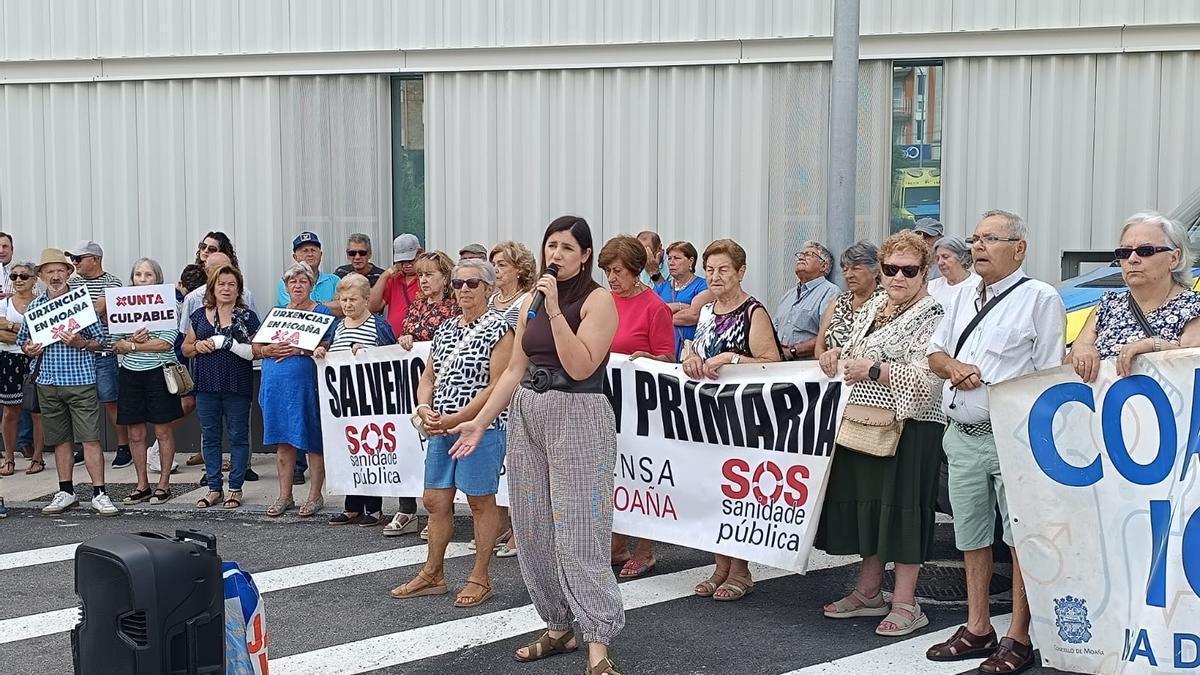 La alcaldesa de Moaña y la representante de la Plataforma da Sanidade en la concentración ante el centro de salud de Sisalde.