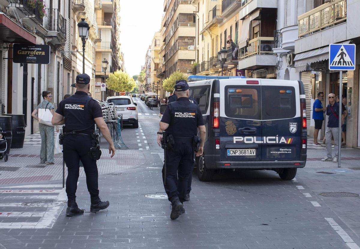 Agentes de la Policía Nacional duante un servicio en Algemesí, en una imagen de archivo.