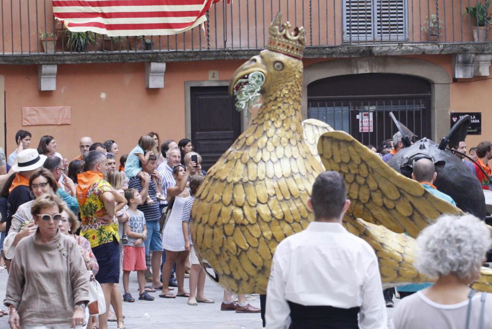 El ball de l'Àliga congrega desenes de persones a la festa de la Bisbal