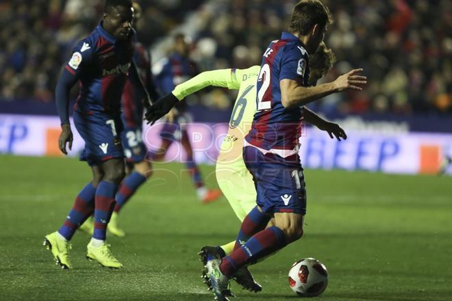 Levante 2 - FC Barcelona 1 -Coke del Levante comete penaly sobre Denis Suárez durante el partido de ida de octavos de final de Copa del Rey entre el Levante y el FC Barcelona