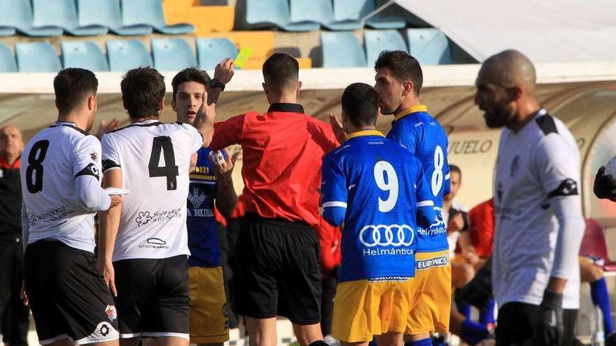 Los rojiblancos protestan una tarjeta a Adrián Pérez, ayer.