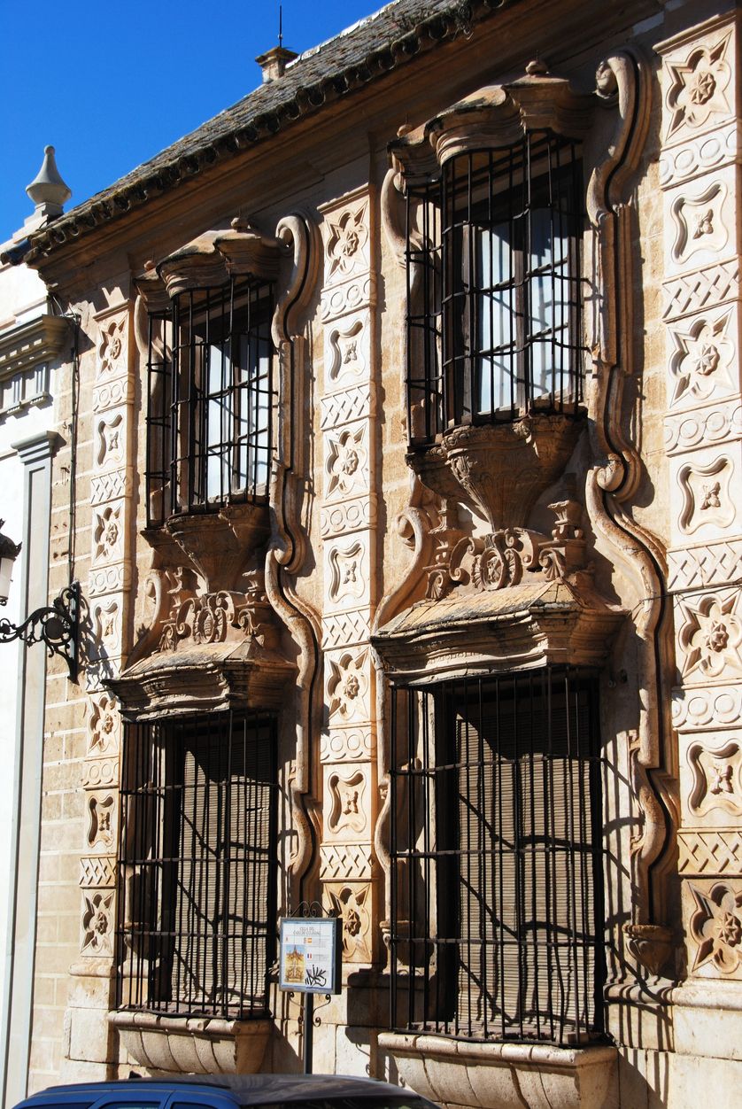 Detalle de los balcones de la cilla del Cabildo Colegial.