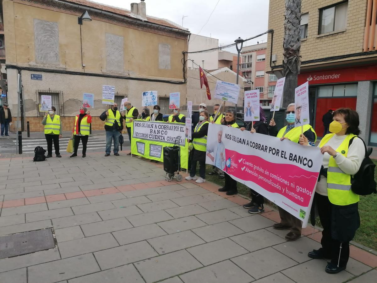 Protesta de 'yayoflautas' en Santomera.