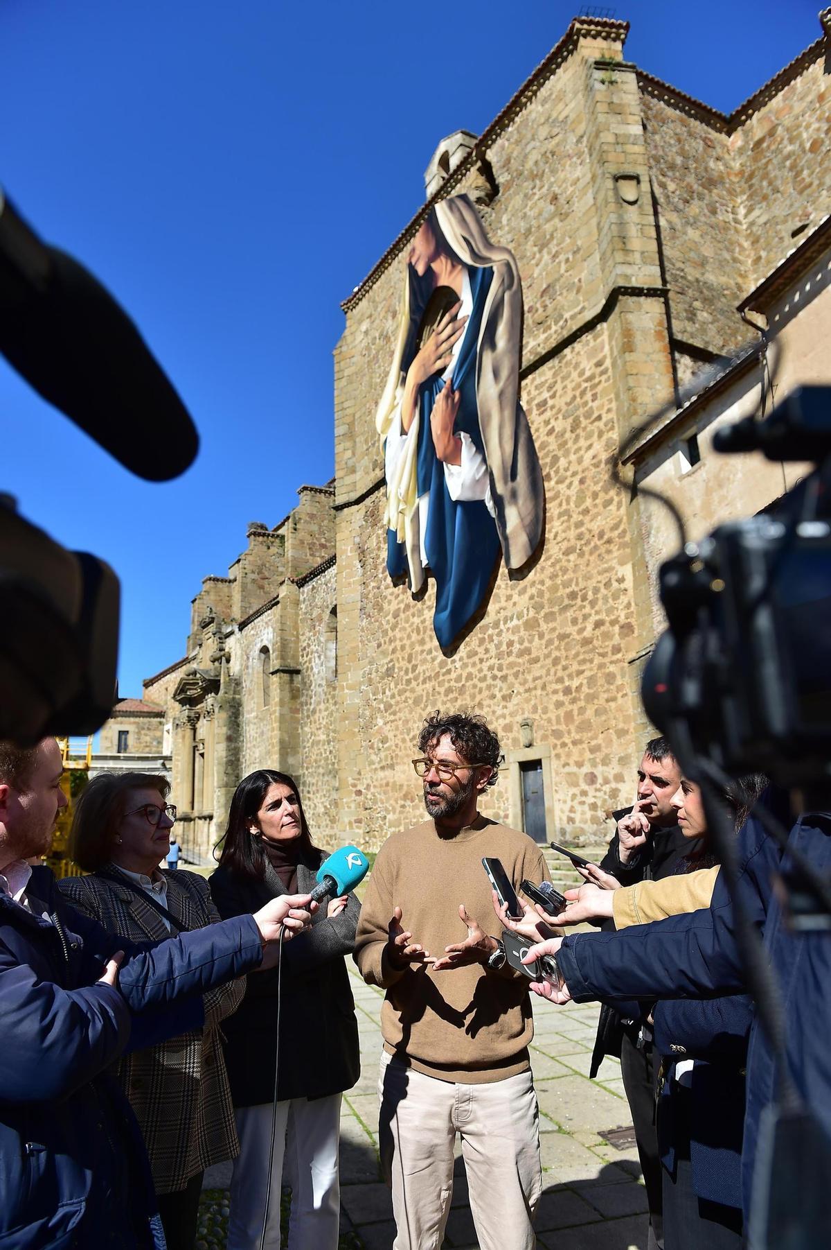 Fotogalería | Las imágenes del nuevo mural de Brea para la Semana Santa de Plasencia