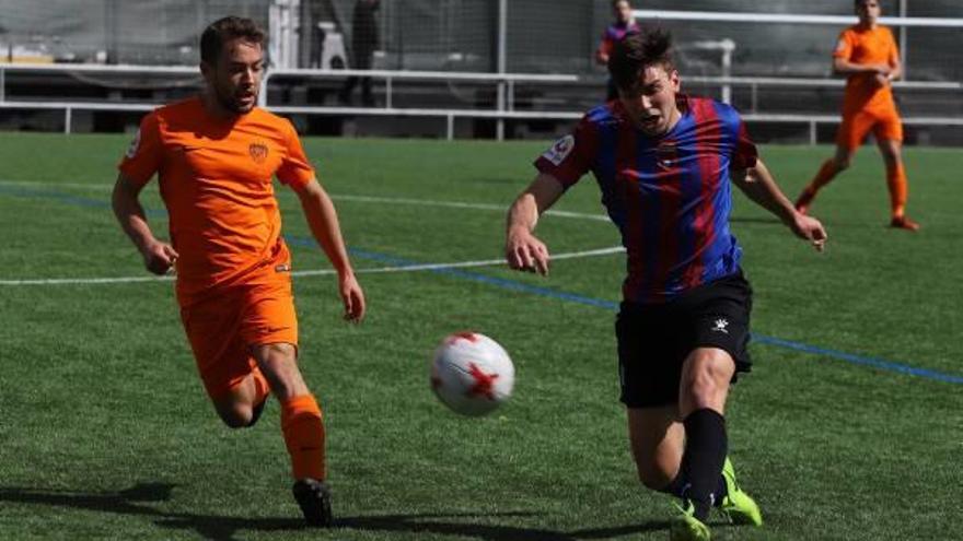 El azulgrana Gancedo pugna por un balón ante el Torre Levante.