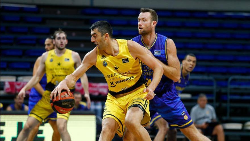 Shermadini protege el balón ante la defensa de Costello.