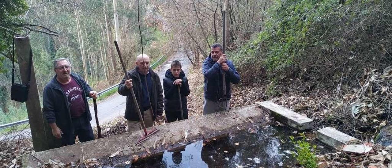 Pedro Martínez Lanza, José Luis Pérez Lazcano, Pelayo González y Francisco González Cascallar, en el lavadero La Fonte Grande.