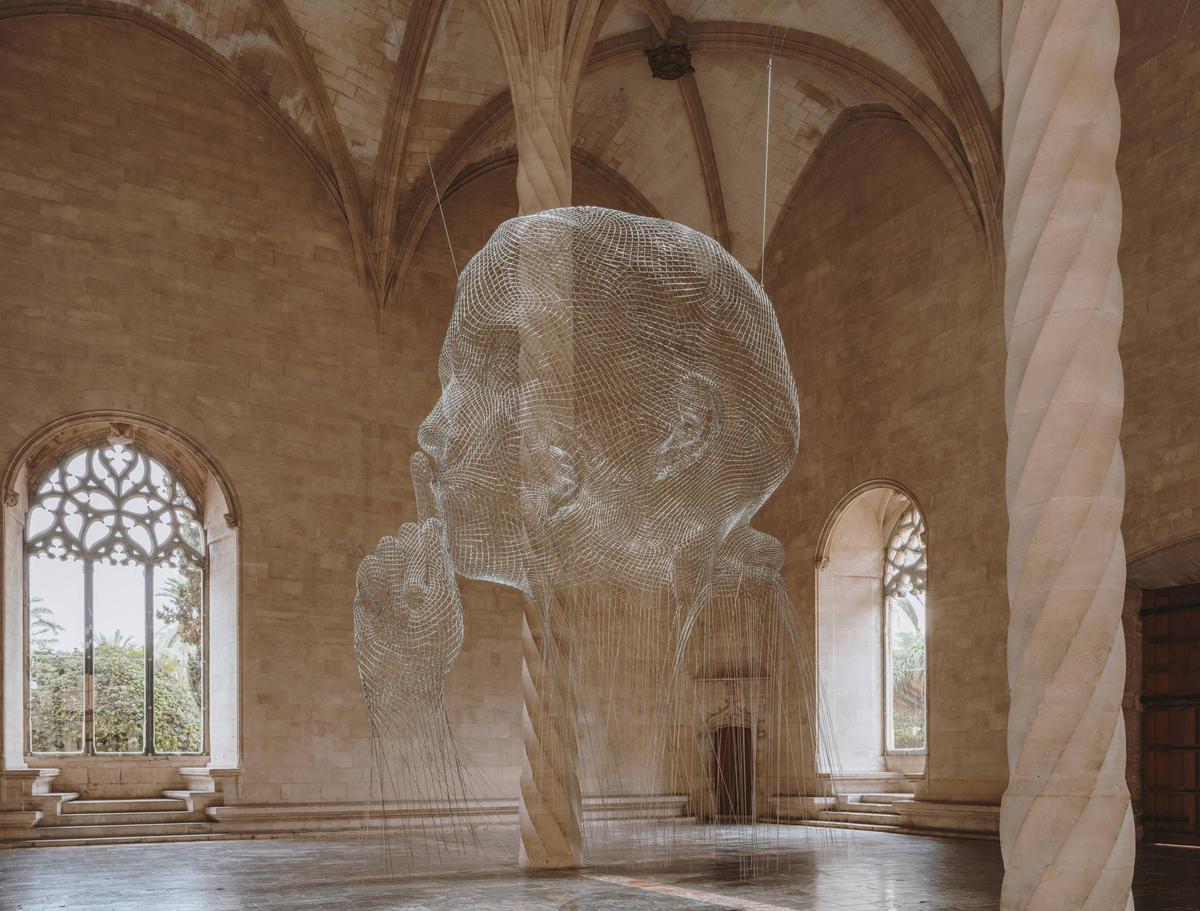 Im Jahr 2024 hat der zeitgenössische Bildhauer Jaume Plensa den Raum mit seinen Edelstahlskulpturen bereichert.