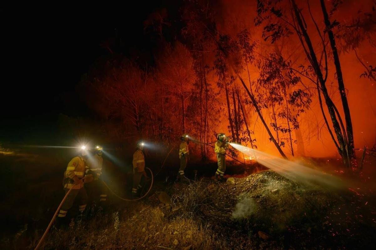 Varios efectivos del INFOCA durante la noche frente al incendio forestal de Niebla (Huelva)