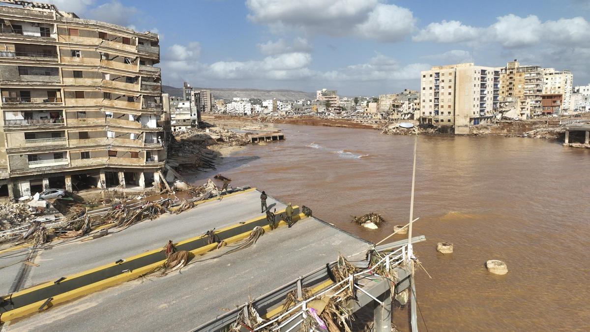 Una vista aérea de la ciudad de Derna, en Libia. La tormenta Daniel ha dejado una devastación sin precedentes en la ciudad de Derna, en el este de Libia, con más de 2.400 personas fallecidas y al menos 7.000 desaparecidas solo en Derna, aunque la cifra en todo el país puede alcanzar los 10.000 desaparecidos.