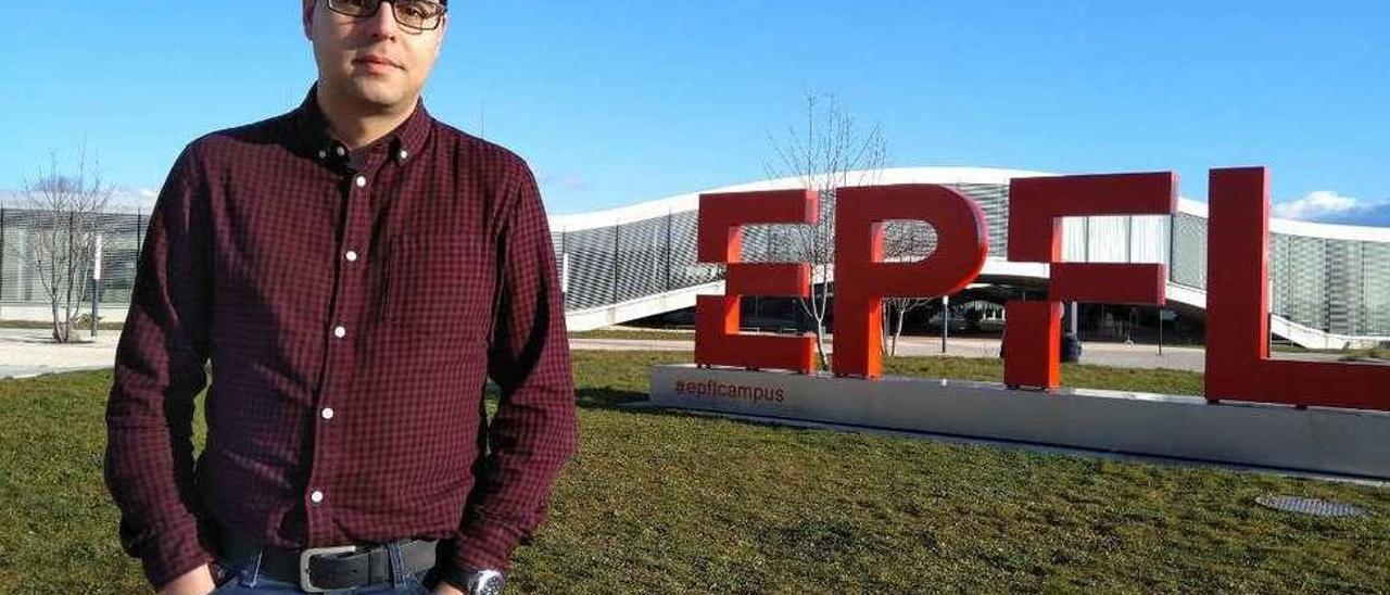 El ingeniero informático lugués Tomás Teijeiro, en el campus de la EPFL, en Lausanne.