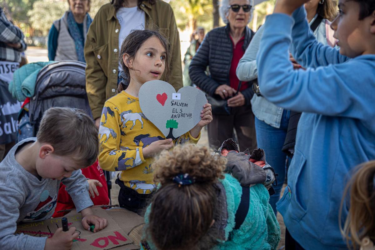 Los vecinos del parque Joan Miró vuelven a pedir que se mantenga la arboleda