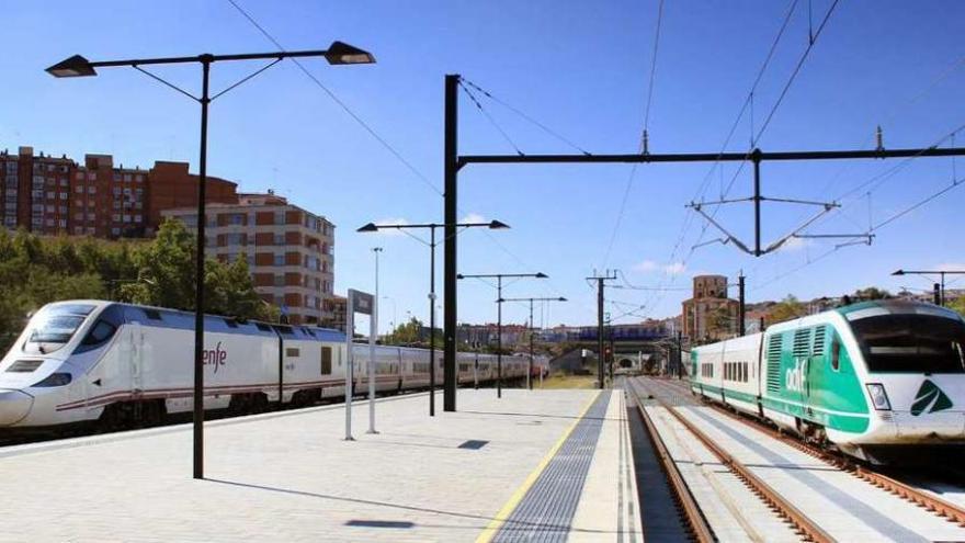 El tren de pruebas (derecha) en la estación de Zamora. // Grupo Tren Zamora