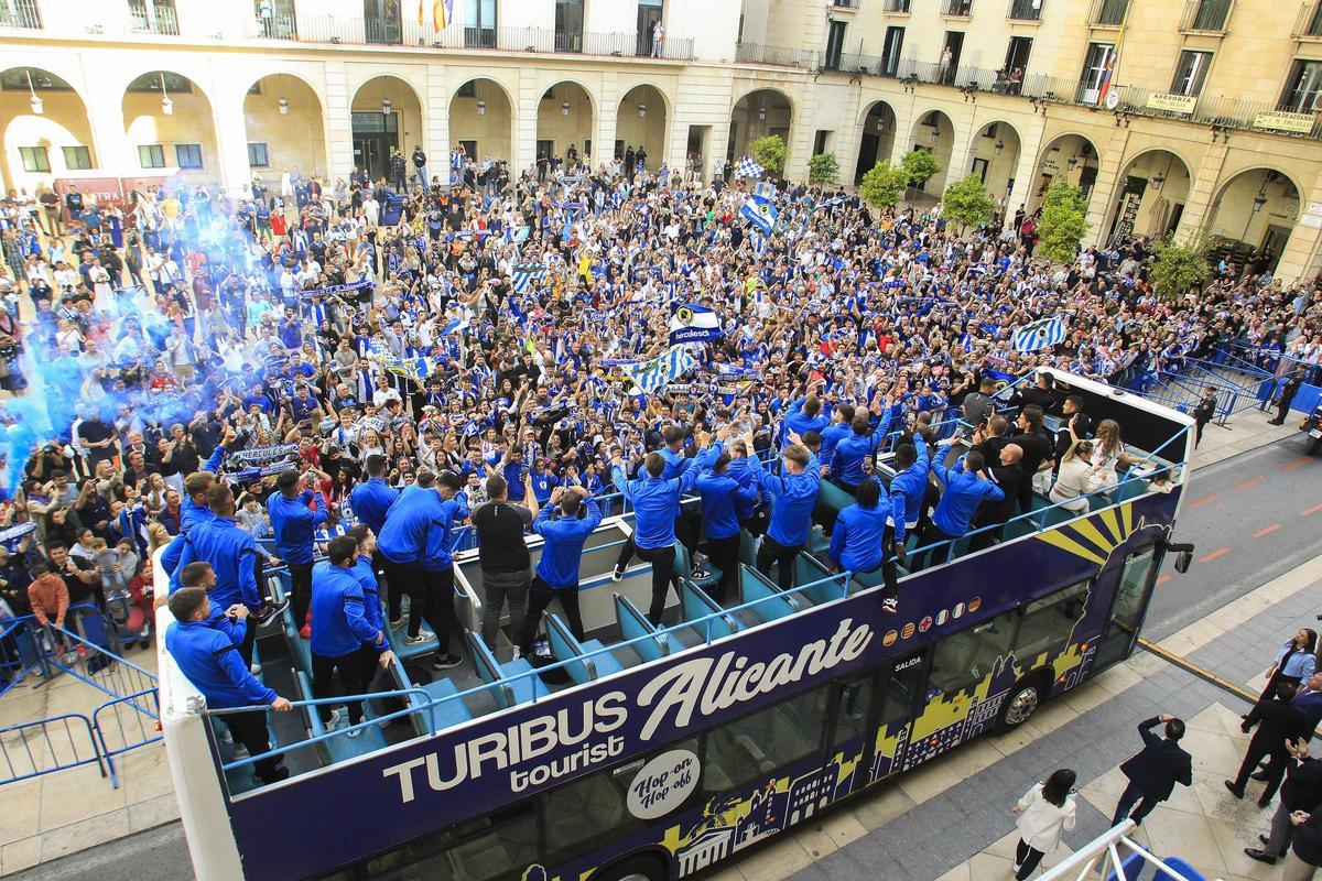 Unos 6.000 aficionados acompañan al Hércules en la recepción en el Ayuntamiento