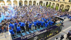 Unos 6.000 aficionados acompañan al Hércules en la recepción en el Ayuntamiento