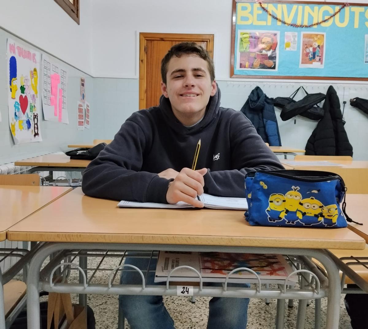 Àngel en su pupitre del colegio La Milagrosa de Cullera.