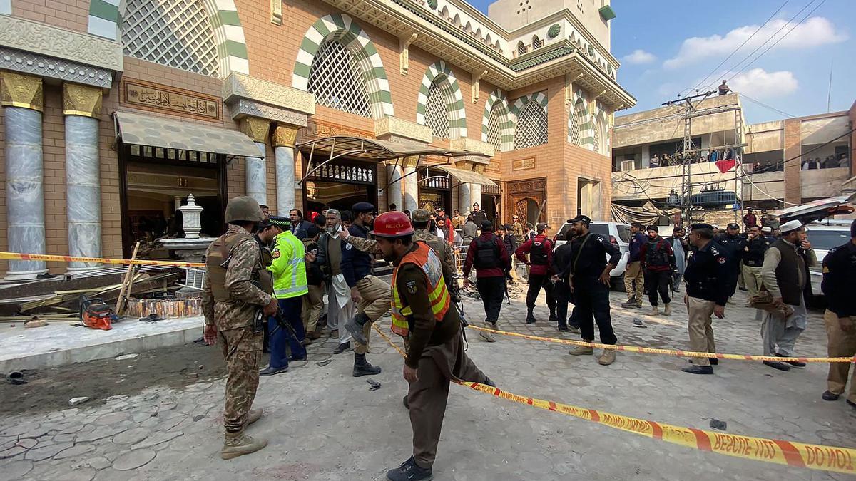 Personal de seguridad acordonando la zona afectada por el atentado a la mezquita