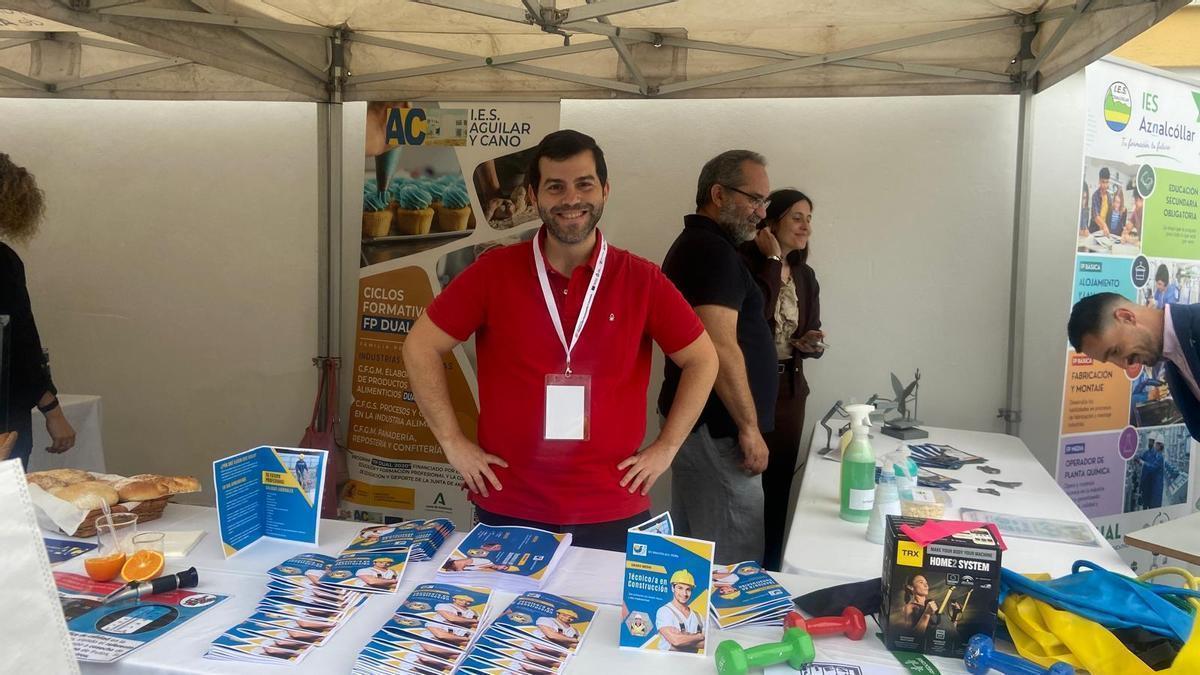 El director del IES Inmaculada Vieira, Álvaro Prieto, informando sobre el nuevo ciclo en la Feria Provincial de FP de Arahal