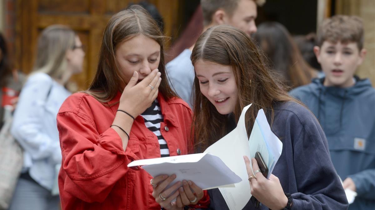 zentauroepp44746238 brighton  united kingdom   august 23   students react after 180828212424