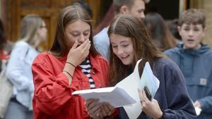 Unas jóvenes celebran su graduación en un instituto de Brighton, en el sur de Inglaterra.