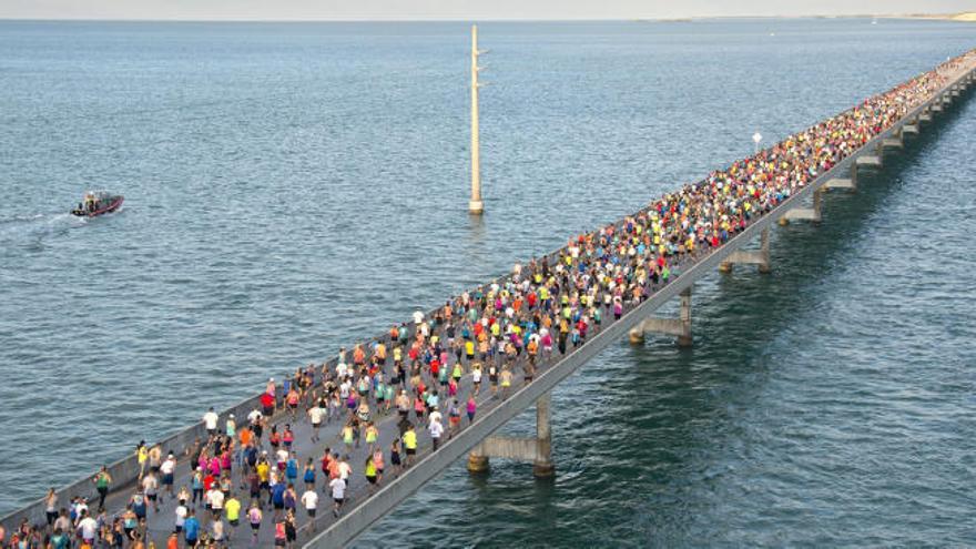 Vista del Puente de las Siete Millas de Florida plagado de corredores